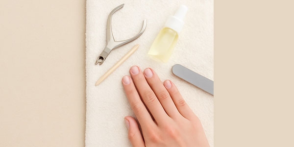 روتین ساده ناخن در خانه: راهنمای کامل مراقبت، تقویت و زیبایی ناخن‌ها