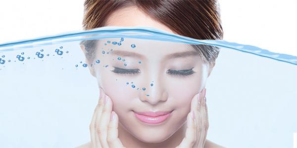 10 راهکار ساده برای آبرسانی عمیق پوست صورت